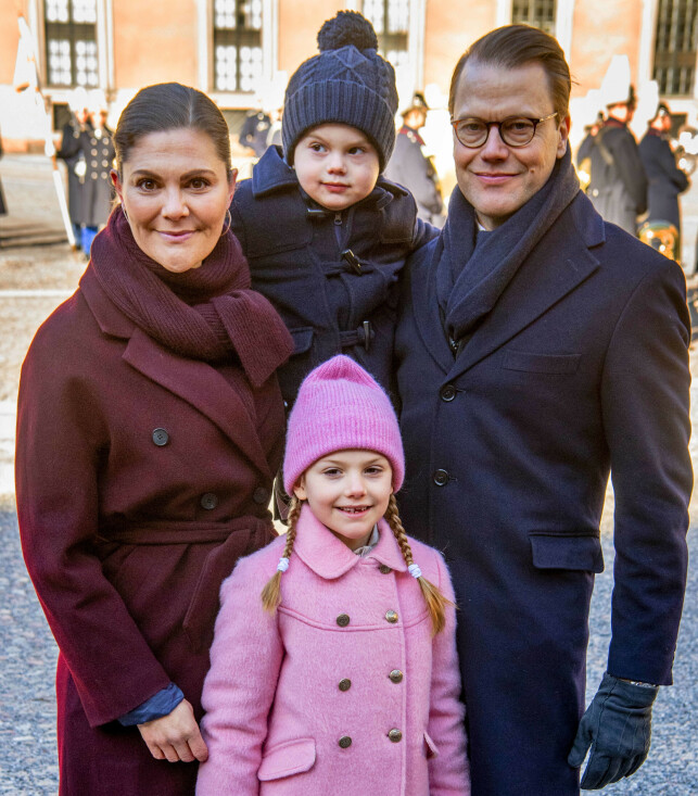 KRONPRINSESSEFAMILIE: Victoria og daniel med prinsesse Estelle og prins Oscar. Foto: NTB Scanpix KRONPRINSESSEFAMILIE: Victoria og daniel med prinsesse Estelle og prins Oscar. Foto: NTB Scanpix