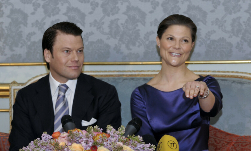 NYFORLOVET: Kronprinsesse Victoria viste stolt fram ringen fra sin ferske forlovede i 2009. Fredag 19. juni kunne de feire ti år som ektepar. Foto: NTB Scanpix NYFORLOVET: Kronprinsesse Victoria viste stolt fram ringen fra sin ferske forlovede i 2009. Fredag 19. juni kunne de feire ti år som ektepar. Foto: NTB Scanpix