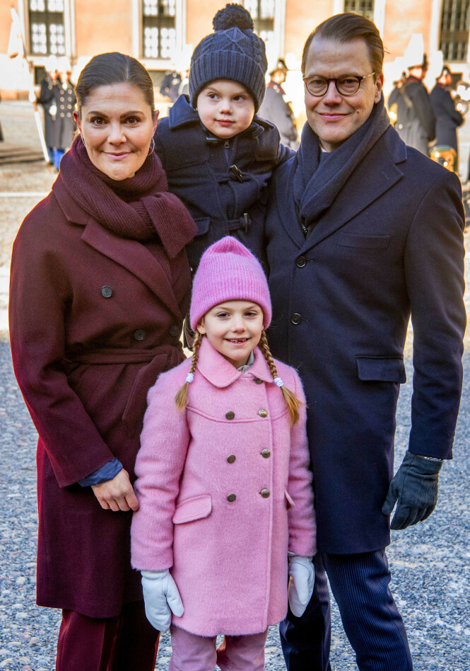 KRONPRINSESSEFAMILIE: Victoria og daniel med prinsesse Estelle og prins Oscar. Foto: NTB Scanpix KRONPRINSESSEFAMILIE: Victoria og daniel med prinsesse Estelle og prins Oscar. Foto: NTB Scanpix