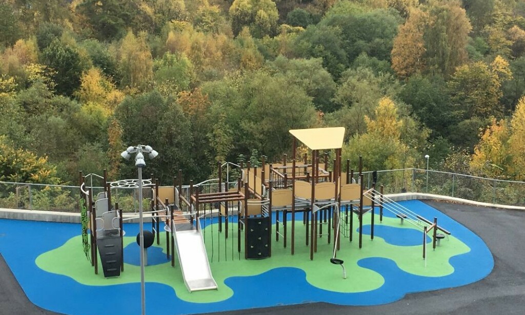 MODERNE SKOLEGÅRD: Brynseng skole i Oslo ligger tett på naturområdene i Svartdalsparken, men har store områder med plast- og gummidekke. Foto: Utdanningsdirektoratet.no MODERNE SKOLEGÅRD: Brynseng skole i Oslo ligger tett på naturområdene i Svartdalsparken, men har store områder med plast- og gummidekke. Foto: Utdanningsdirektoratet.no