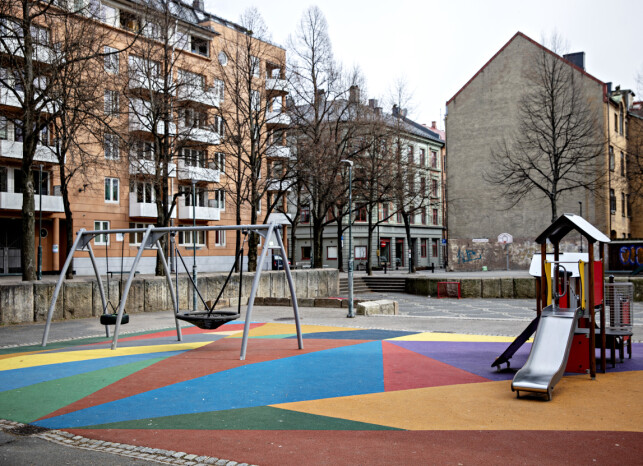 FOR BYBARN: Særlig i større byer har lekeplasser med fargerikt gummidekke dukket opp de siste åra. Foto: Nina Hansen / Dagbladet FOR BYBARN: Særlig i større byer har lekeplasser med fargerikt gummidekke dukket opp de siste åra. Foto: Nina Hansen / Dagbladet