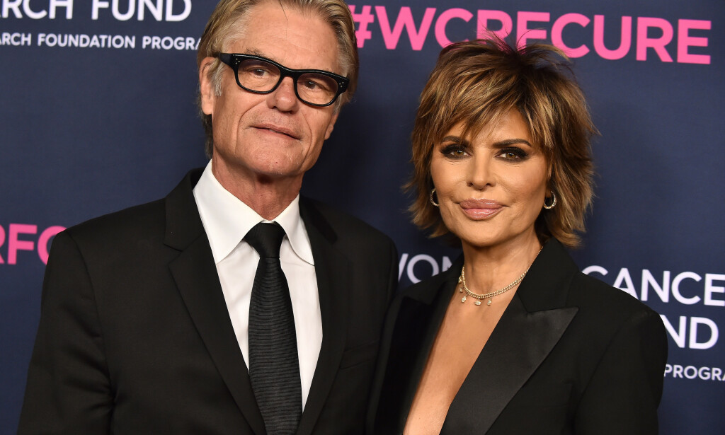 TIL VANLIG: Lisa Rinna og Harry Hamlin har vært sammen siden 1992. Halmin gjør det tydelig at han er imponert over konas nye nakenbilder. Foto: NTB Scanpix TIL VANLIG: Lisa Rinna og Harry Hamlin har vært sammen siden 1992. Halmin gjør det tydelig at han er imponert over konas nye nakenbilder. Foto: NTB Scanpix