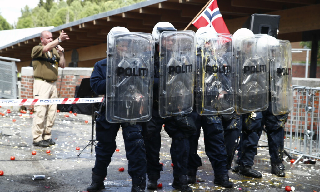POLITIET: Politiet er på plass med skjold for å beskytte seg selv. Foto: Terje Pedersen / NTB scanpix POLITIET: Politiet er på plass med skjold for å beskytte seg selv. Foto: Terje Pedersen / NTB scanpix