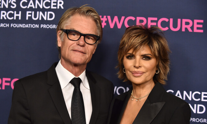 TIL VANLIG: Lisa Rinna og Harry Hamlin har vært sammen siden 1992. Halmin gjør det tydelig at han er imponert over konas nye nakenbilder. Foto: NTB Scanpix TIL VANLIG: Lisa Rinna og Harry Hamlin har vært sammen siden 1992. Halmin gjør det tydelig at han er imponert over konas nye nakenbilder. Foto: NTB Scanpix