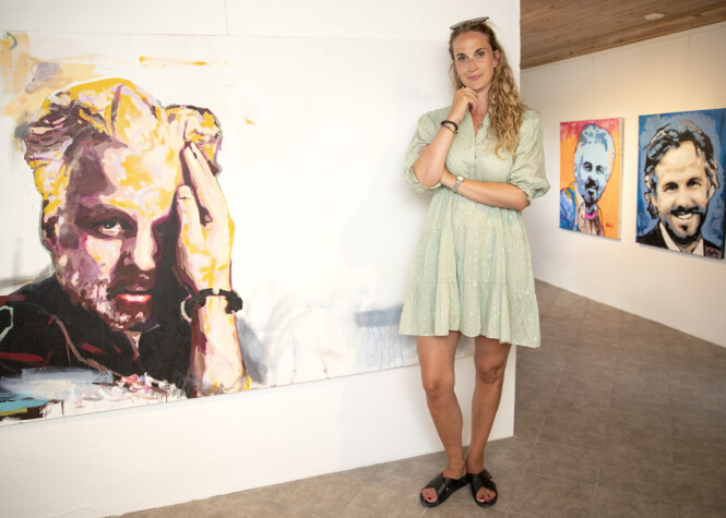 <strong>BIDRAR TIL ENDRING:</strong> Ebba Rysst Heilmann var sammen med Ari Behn i de tre siste åra av livet hans. Nå vil hun bidra til mer åpenhet rundt mental helse, for å forebygge selvmord. Her poserer hun ved en rekke portretter som kunstneren Espen Eiborg har malt. Foto: Andreas Fadum / Se og Hør <strong>BIDRAR TIL ENDRING:</strong> Ebba Rysst Heilmann var sammen med Ari Behn i de tre siste åra av livet hans. Nå vil hun bidra til mer åpenhet rundt mental helse, for å forebygge selvmord. Her poserer hun ved en rekke portretter som kunstneren Espen Eiborg har malt. Foto: Andreas Fadum / Se og Hør
