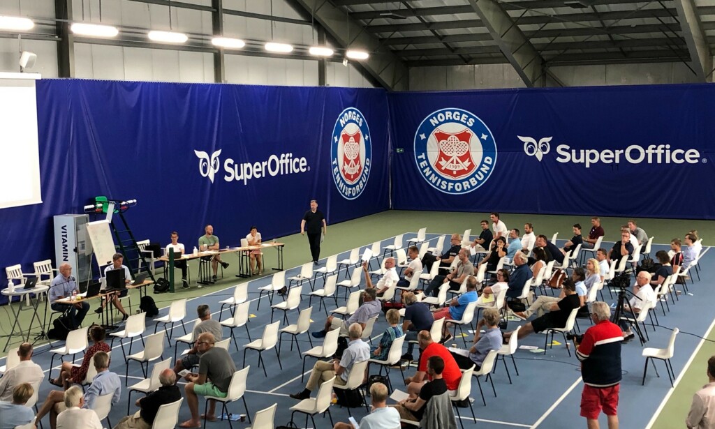 FLERTALL: Under lørdagens avstemning på det ekstraordinære tennistinget var det et overveldende flertall som var imot en ekstern granskning. Foto: Sindre Lie FLERTALL: Under lørdagens avstemning på det ekstraordinære tennistinget var det et overveldende flertall som var imot en ekstern granskning. Foto: Sindre Lie
