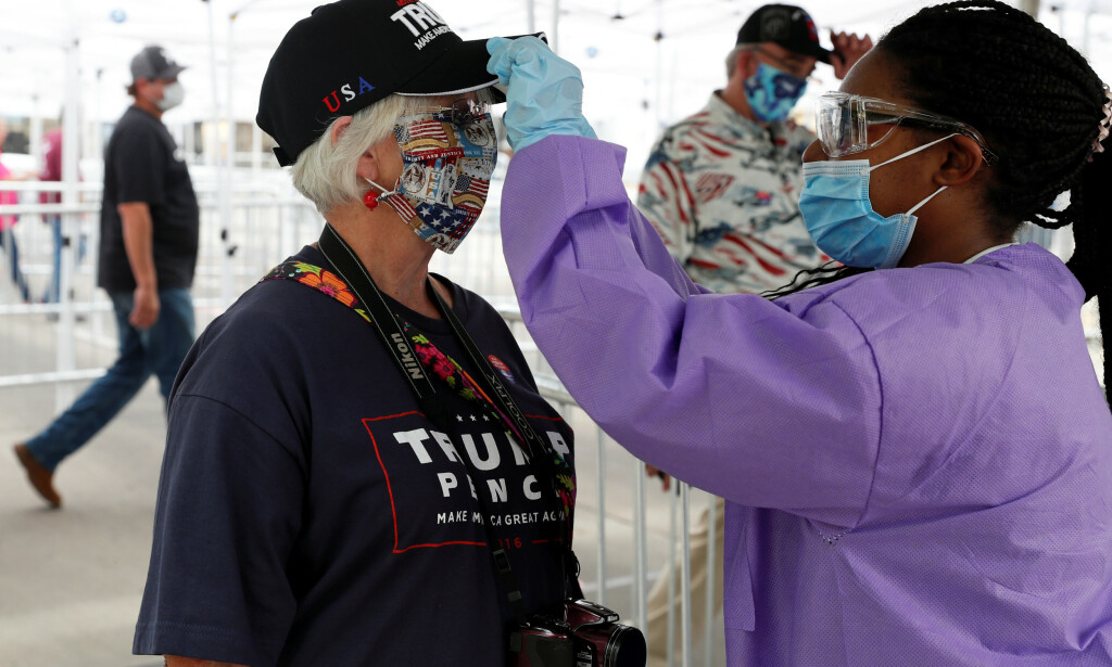 SJEKKES: Her sjekkes temperaturen til en Trump-supporter iført munnbind. Foto: REUTERS/Shannon Stapleton SJEKKES: Her sjekkes temperaturen til en Trump-supporter iført munnbind. Foto: REUTERS/Shannon Stapleton