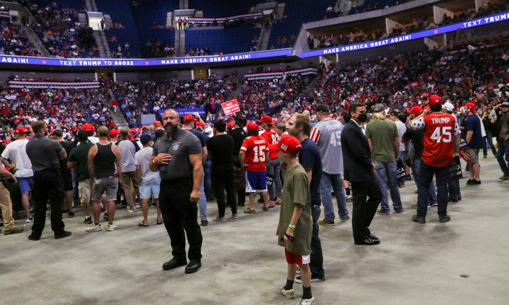 IKKE FULLT: Trump-tilhengerne fylte ikke arenaen i Tulsa i Oklahoma. Foto: REUTERS/Leah Millis IKKE FULLT: Trump-tilhengerne fylte ikke arenaen i Tulsa i Oklahoma. Foto: REUTERS/Leah Millis