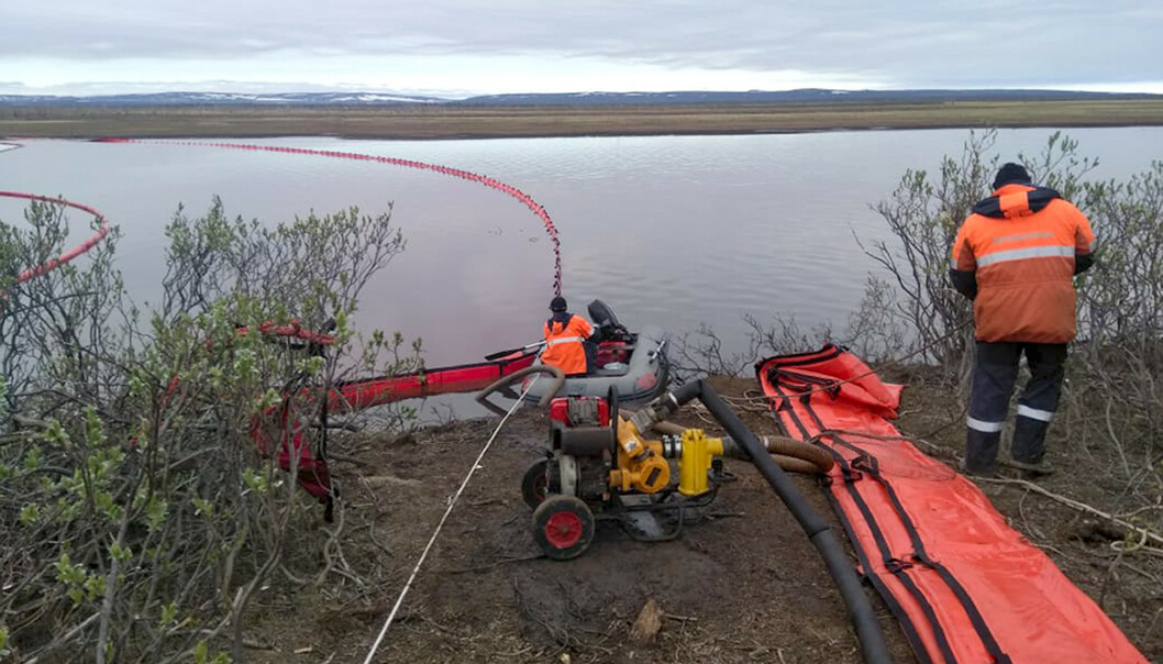 UTSLIPP: 200 000 tonn med diesel rant ut fra en oljetank i Sibir. Foto: Russian Marine Rescue Service via AP UTSLIPP: 200 000 tonn med diesel rant ut fra en oljetank i Sibir. Foto: Russian Marine Rescue Service via AP