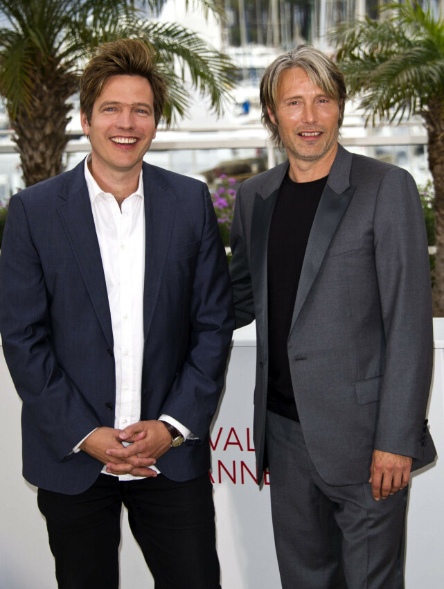 ENDRET MANUS: Vinterbergs datter skulle egentlig ha spilt Mads Mikkelsens barn i filmen. Nå er manuset skrevet om. Her er Vinterberg og Mikkelsen fotografert i 2012. Foto: NTB scanpix ENDRET MANUS: Vinterbergs datter skulle egentlig ha spilt Mads Mikkelsens barn i filmen. Nå er manuset skrevet om. Her er Vinterberg og Mikkelsen fotografert i 2012. Foto: NTB scanpix