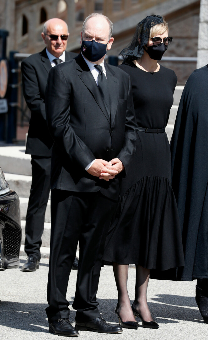 SAMMEN I SORGEN: Albert og Charlene av Monaco tok farvel med baronesse Elizabeth-Ann de Massy onsdag 17. juni. Foto: NTB Scanpix SAMMEN I SORGEN: Albert og Charlene av Monaco tok farvel med baronesse Elizabeth-Ann de Massy onsdag 17. juni. Foto: NTB Scanpix