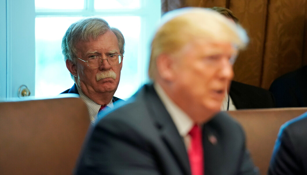 FIKK SPARKEN: Donald Trump valgte John Bolton som nasjonal sikkerhetsrådgiver i mars 2018. Allerede i april året etter skal han ha fått sparken. Bolton hevder imidertid at han selv valgte å gå. Foto: Kevin Lamarque / REUTERS / NTB scanpix FIKK SPARKEN: Donald Trump valgte John Bolton som nasjonal sikkerhetsrådgiver i mars 2018. Allerede i april året etter skal han ha fått sparken. Bolton hevder imidertid at han selv valgte å gå. Foto: Kevin Lamarque / REUTERS / NTB scanpix