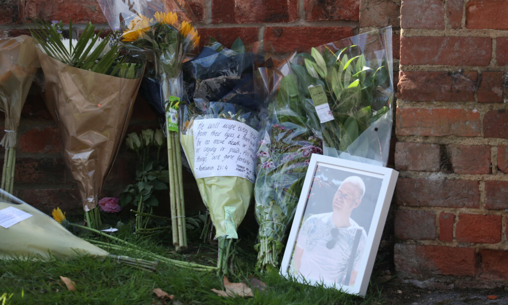MINNES LÆREREN: Blomster er plassert ved inngangen til skolen Holt i Wokingham, der James Forlung (36) jobbet som lærer. Forlung var én av tre personer som mistet livet i knivangrepet lørdag kveld. Foto: Steve Parsons / Pa Photos / NTB scanpix MINNES LÆREREN: Blomster er plassert ved inngangen til skolen Holt i Wokingham, der James Forlung (36) jobbet som lærer. Forlung var én av tre personer som mistet livet i knivangrepet lørdag kveld. Foto: Steve Parsons / Pa Photos / NTB scanpix