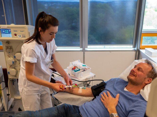 GIR PLASMA: Kim A. Nordquelle ble coronasyk etter skiferie i Sveits i begynnelsen av mars. Nå gir han blodplasma med antistoffer for coronaviruset. Foto: Lars Petter Devik / OUS GIR PLASMA: Kim A. Nordquelle ble coronasyk etter skiferie i Sveits i begynnelsen av mars. Nå gir han blodplasma med antistoffer for coronaviruset. Foto: Lars Petter Devik / OUS
