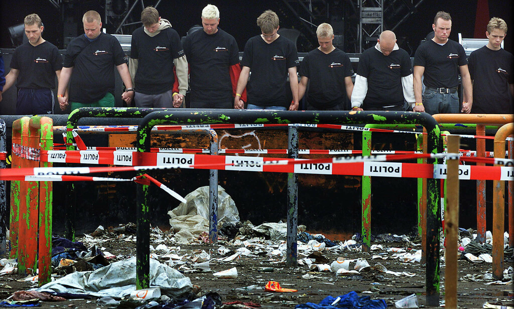 VAR PÅ VAKT: Teamet som jobbet som vakter foran scenen 30. juni 2000 holdt dagen etter en minnestund i stillhet. Foto: NTB Scanpix VAR PÅ VAKT: Teamet som jobbet som vakter foran scenen 30. juni 2000 holdt dagen etter en minnestund i stillhet. Foto: NTB Scanpix