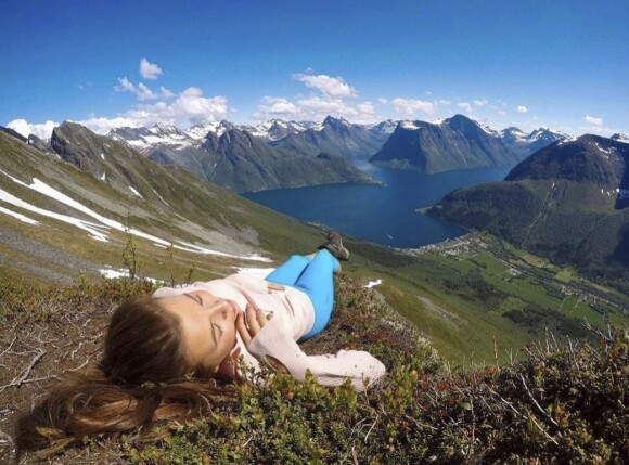 <strong>NASJONALROMANTISK:</strong> Kristinas hjemsted byr på irrgrønne fjellsider, snødekte topper og blå fjord. FOTO: @kristinakh/Instagram <strong>NASJONALROMANTISK:</strong> Kristinas hjemsted byr på irrgrønne fjellsider, snødekte topper og blå fjord. FOTO: @kristinakh/Instagram