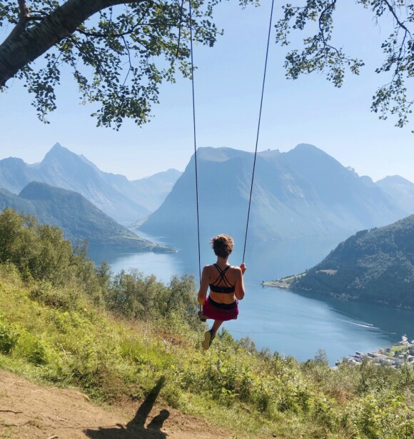 <strong>HØSTER LIKES:</strong> Turen opp til Gunnaråsa er bare 1,5 kilometer lang. Huska på toppen er et yndet Instagram-motiv. FOTO: @kristinakh/Instagram <strong>HØSTER LIKES:</strong> Turen opp til Gunnaråsa er bare 1,5 kilometer lang. Huska på toppen er et yndet Instagram-motiv. FOTO: @kristinakh/Instagram