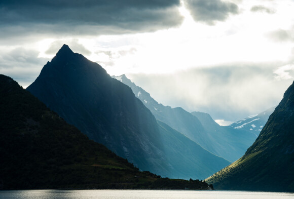 <strong>DRAMATISKE NATUR:</strong> Ikke rart Hjørundfjorden er populær blant utenlandske turister. Men i år får nordmenn fjellene rundt Sæbø helt for seg selv. FOTO: Mattias Fredriksson/VisitNorway <strong>DRAMATISKE NATUR:</strong> Ikke rart Hjørundfjorden er populær blant utenlandske turister. Men i år får nordmenn fjellene rundt Sæbø helt for seg selv. FOTO: Mattias Fredriksson/VisitNorway