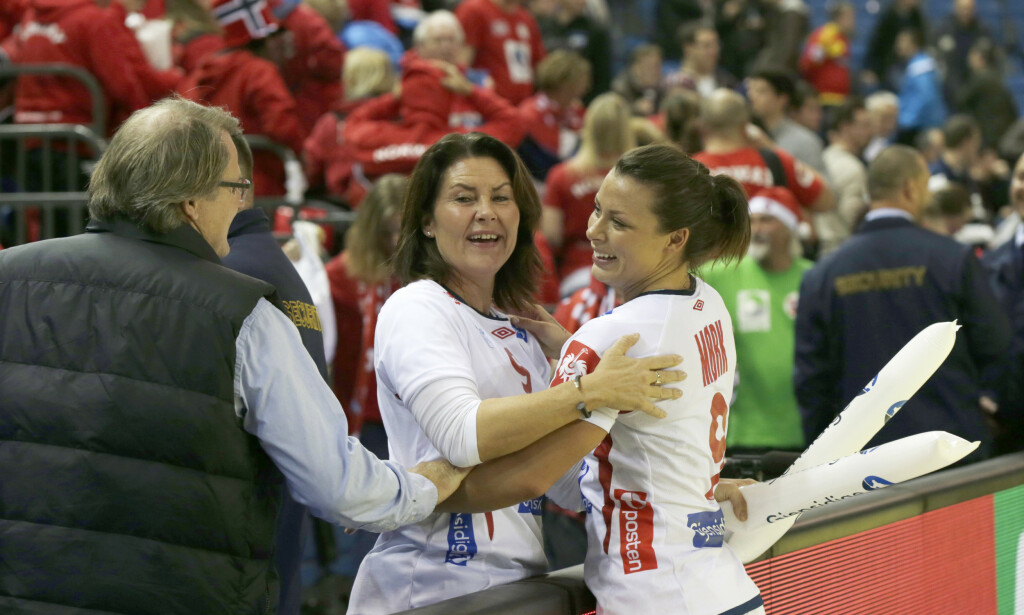 JUBLET SAMMEN: Mamma Tirill Mørk hilser på datter Nora Nørk etter kampen mot Danmark under EM i 2014 .
Foto: Vidar Ruud / NTB Scanpix JUBLET SAMMEN: Mamma Tirill Mørk hilser på datter Nora Nørk etter kampen mot Danmark under EM i 2014 .
Foto: Vidar Ruud / NTB Scanpix