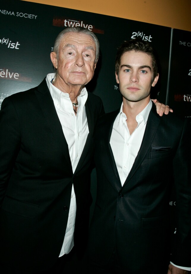 2010: Joel Schumacher regisserte en rekke filmer i løpet av sitt liv. Her er han avbildet sammen med Gossip Girl-stjerna Chace Crawford for ti år siden. Foto: NTB Scanpix 2010: Joel Schumacher regisserte en rekke filmer i løpet av sitt liv. Her er han avbildet sammen med Gossip Girl-stjerna Chace Crawford for ti år siden. Foto: NTB Scanpix
