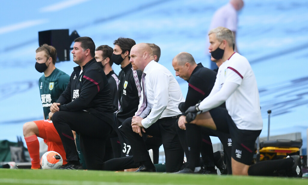 KNELER: Burnley-trener Sean Dyche og resten av Burnleys støtteapparat. Foto: NTB Scanpix KNELER: Burnley-trener Sean Dyche og resten av Burnleys støtteapparat. Foto: NTB Scanpix