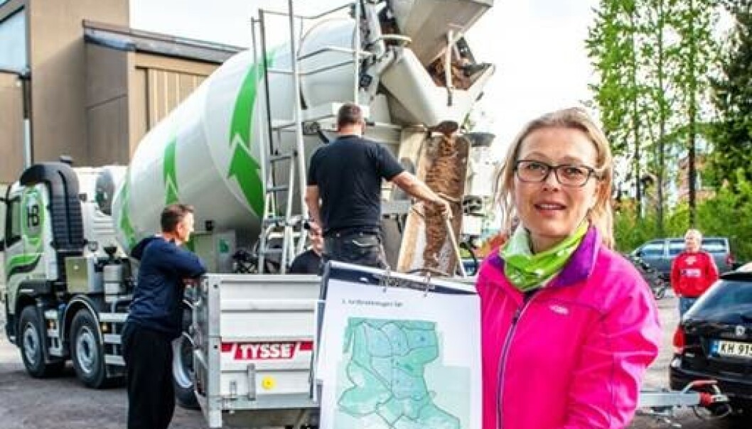 Aksjonsleder Kathrine Stustad ledet stordugnaden i 2015. Her står hun med rodekart for hele bydelen foran betongbilen som ble innleid for å blande ti tonn snegleåte. Foto: Bonsak Hammaraas/Konnerud Strømsgodset hagelag Aksjonsleder Kathrine Stustad ledet stordugnaden i 2015. Her står hun med rodekart for hele bydelen foran betongbilen som ble innleid for å blande ti tonn snegleåte. Foto: Bonsak Hammaraas/Konnerud Strømsgodset hagelag