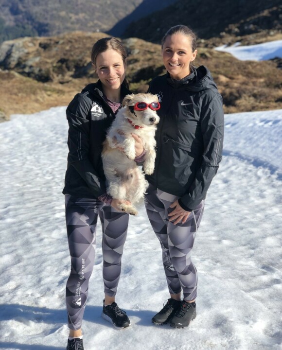SOLBRILLER I FJELLET OG PÅ SJØEN: Veterinæren anbefaler spesielle hunde-solbriller, såkalte som «Doggles», som sitter godt og dekker øynene helt. FOTO: Privat SOLBRILLER I FJELLET OG PÅ SJØEN: Veterinæren anbefaler spesielle hunde-solbriller, såkalte som «Doggles», som sitter godt og dekker øynene helt. FOTO: Privat