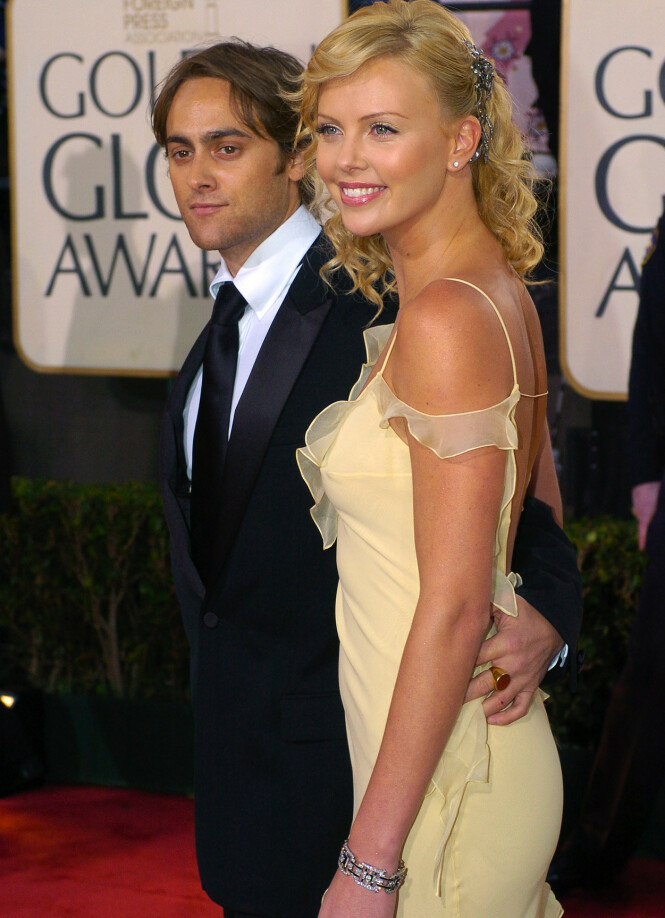 EKSPAR: Charlize Theron på Golden Globe-utdelingen sammen med sin daværende kjæreste Stuart Townsend i 2004. Foto: AP/ NTB scanpix EKSPAR: Charlize Theron på Golden Globe-utdelingen sammen med sin daværende kjæreste Stuart Townsend i 2004. Foto: AP/ NTB scanpix