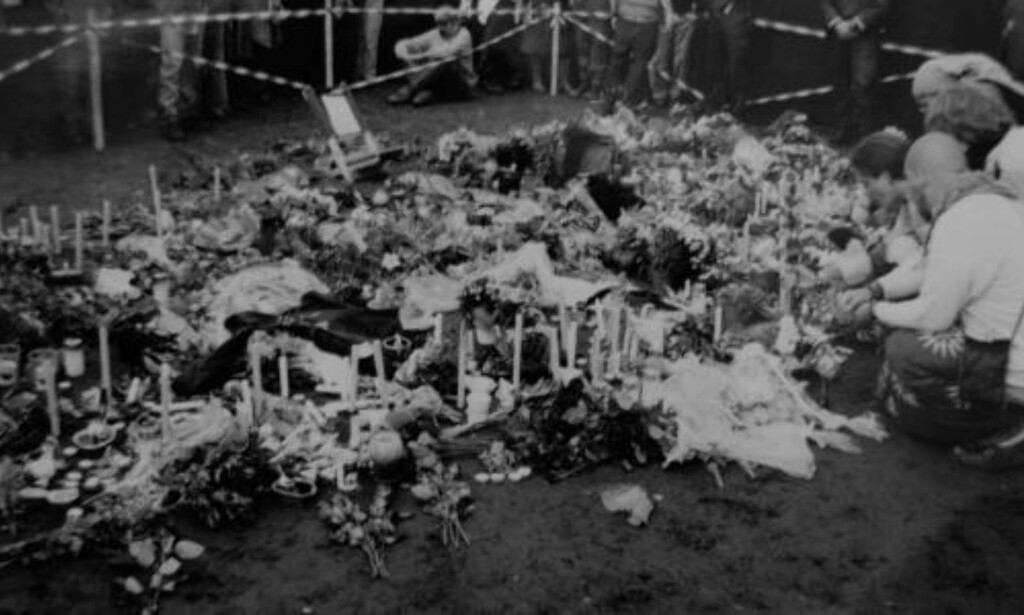 BLOMSTERHAV: Dagen etter Roskilde-tragedien tente festivalgjester lys og la ned blomster. Foto: STIAN HARALDSEN BLOMSTERHAV: Dagen etter Roskilde-tragedien tente festivalgjester lys og la ned blomster. Foto: STIAN HARALDSEN