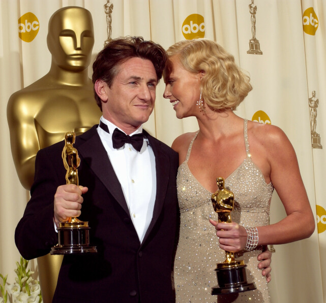 STJERNEDUO: Sean Penn og Charlize Theron avbildet sammen på Oscar-utdelingen i 2004, da de vant priser for sine prestasjoner i henholdvis «Mystic River» og «Monster». Foto: AP/ NTB scanpix STJERNEDUO: Sean Penn og Charlize Theron avbildet sammen på Oscar-utdelingen i 2004, da de vant priser for sine prestasjoner i henholdvis «Mystic River» og «Monster». Foto: AP/ NTB scanpix