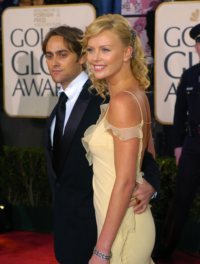 EKSPAR: Charlize Theron på Golden Globe-utdelingen sammen med sin daværende kjæreste Stuart Townsend i 2004. Foto: AP/ NTB scanpix EKSPAR: Charlize Theron på Golden Globe-utdelingen sammen med sin daværende kjæreste Stuart Townsend i 2004. Foto: AP/ NTB scanpix