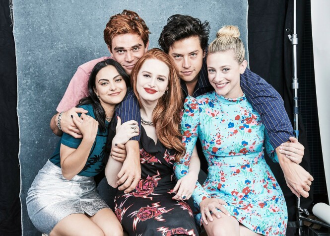 NETFLIX-STJERNER: : KJ Apa, Cole Sprouse (bak), Camila Mendes, Madelaine Petsch (midten) og Lili Reinhart avbildet sammen i 2019. Foto: Michael Buckner/ TVLine/ Shutterstock/ NTB scanpix NETFLIX-STJERNER: : KJ Apa, Cole Sprouse (bak), Camila Mendes, Madelaine Petsch (midten) og Lili Reinhart avbildet sammen i 2019. Foto: Michael Buckner/ TVLine/ Shutterstock/ NTB scanpix