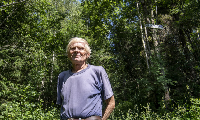 FINE TUROMRÅDET: Dagbladet møter lokale John Fulland foran skiltet en varm sommerdag i juni. Han syntes det hele bare er morsomt. Foto: Lars Eivind Bones / Dagbladet FINE TUROMRÅDET: Dagbladet møter lokale John Fulland foran skiltet en varm sommerdag i juni. Han syntes det hele bare er morsomt. Foto: Lars Eivind Bones / Dagbladet