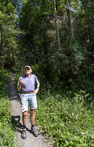 HØYT OPPE: Mange har revet ned skiltet. Derfor er det nå hengt så høyt at ingen kan nå det - på vanlig vis. Foto: Lars Eivind Bones / Dagbladet HØYT OPPE: Mange har revet ned skiltet. Derfor er det nå hengt så høyt at ingen kan nå det - på vanlig vis. Foto: Lars Eivind Bones / Dagbladet