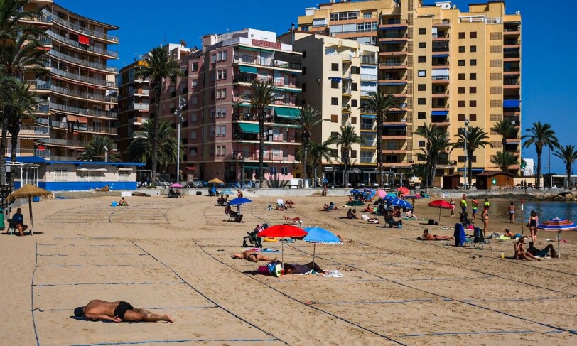 KONTROLL: Torreviejas strender har delt inn strendene i ulike soner for å unngå at folk kommer for tett. I tillegg er det klare begrensinger på antall mennesker som kan være på stranda samtidig. Foto: Embla Hjort-Larsen/ Dagbladet KONTROLL: Torreviejas strender har delt inn strendene i ulike soner for å unngå at folk kommer for tett. I tillegg er det klare begrensinger på antall mennesker som kan være på stranda samtidig. Foto: Embla Hjort-Larsen/ Dagbladet