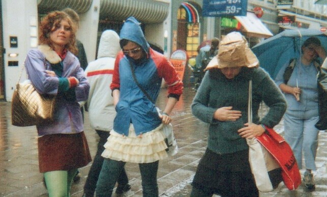 PÅ FESTIVAL: Marianne Stranger-Johannessen (t.v.) med venninner på utflukt i Roskilde by i år 2000. Foto: Privat PÅ FESTIVAL: Marianne Stranger-Johannessen (t.v.) med venninner på utflukt i Roskilde by i år 2000. Foto: Privat