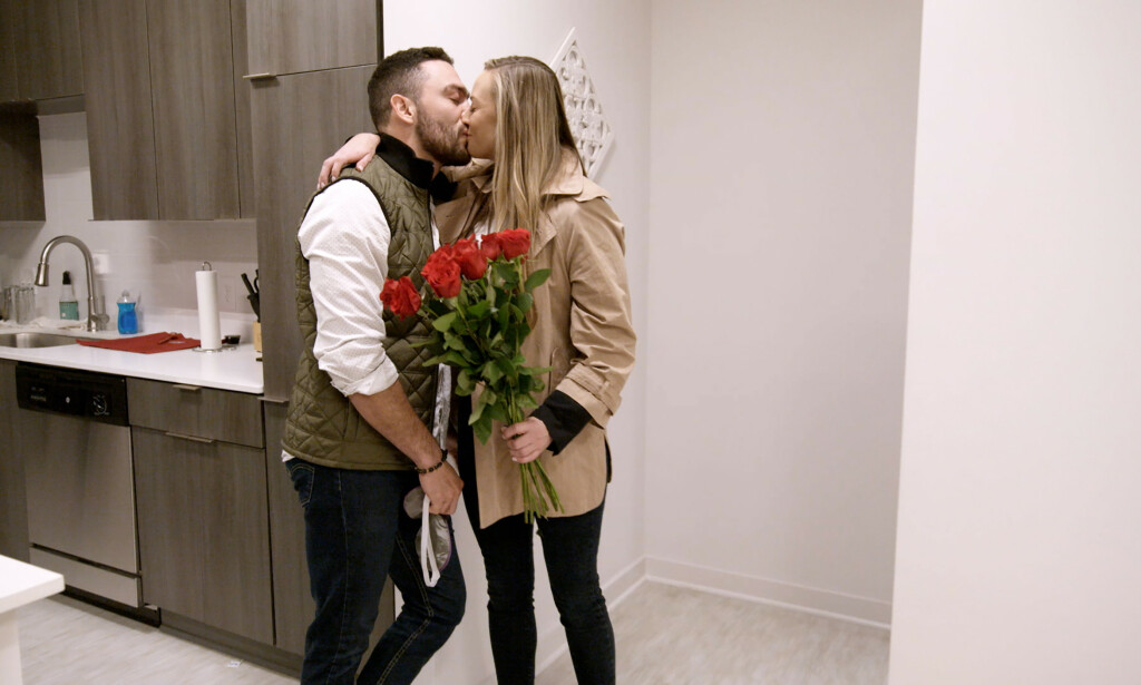 FORLATT: Mark Cuevas og Jessica Batten forelsket seg under innspilling, men da de skulle gifte seg innså sistnevnte at aldersforskjellen på ti år ble for tøff. Foto: Netflix FORLATT: Mark Cuevas og Jessica Batten forelsket seg under innspilling, men da de skulle gifte seg innså sistnevnte at aldersforskjellen på ti år ble for tøff. Foto: Netflix