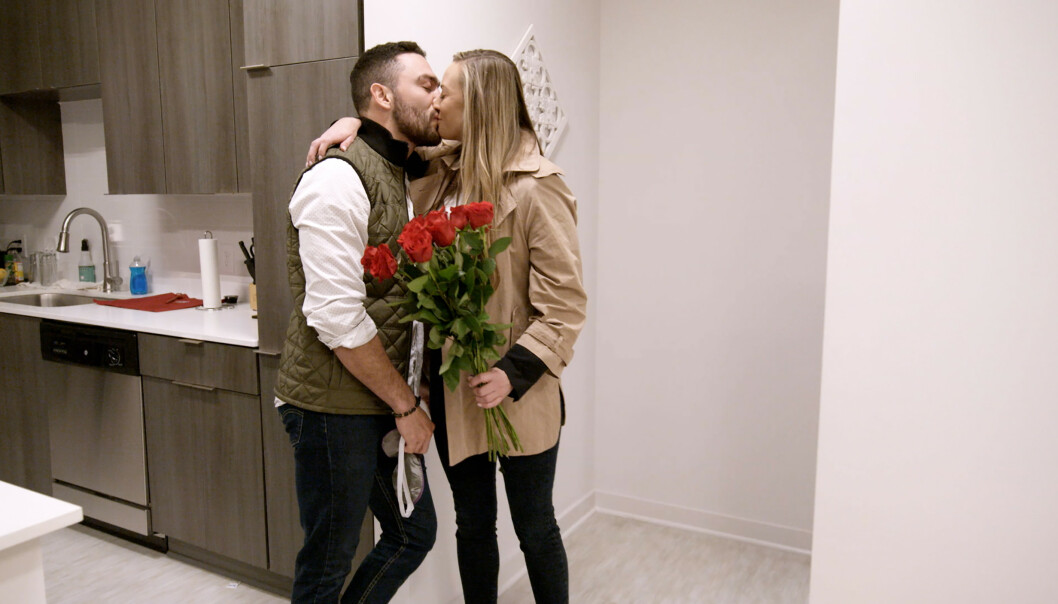 FORLATT: Mark Cuevas og Jessica Batten forelsket seg under innspilling, men da de skulle gifte seg innså sistnevnte at aldersforskjellen på ti år ble for tøff. Foto: Netflix FORLATT: Mark Cuevas og Jessica Batten forelsket seg under innspilling, men da de skulle gifte seg innså sistnevnte at aldersforskjellen på ti år ble for tøff. Foto: Netflix