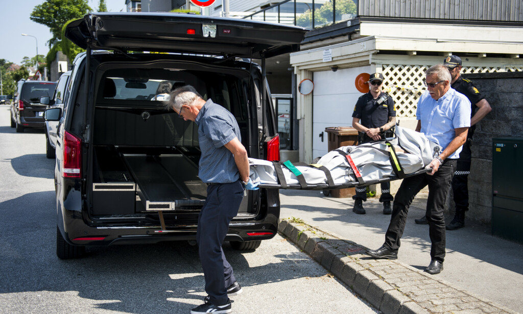 BÆRES UT: En mann i 40-årene er siktet for drap etter at en kvinne i 20-årene og en mann i 30-årene ble funnet døde i en bolig på Storhaug i Stavanger.
Foto: Carina Johansen / NTB scanpix BÆRES UT: En mann i 40-årene er siktet for drap etter at en kvinne i 20-årene og en mann i 30-årene ble funnet døde i en bolig på Storhaug i Stavanger.
Foto: Carina Johansen / NTB scanpix