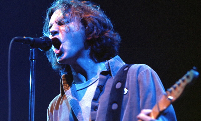 PÅ SCENEN: Eddie Vedder i Pearl Jam rett før tragedien inntraff. Foto: Henning Lillegård / Dagbladet PÅ SCENEN: Eddie Vedder i Pearl Jam rett før tragedien inntraff. Foto: Henning Lillegård / Dagbladet