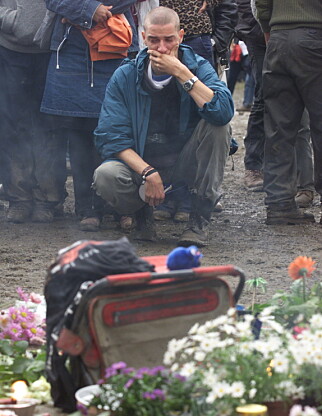 MINNESTUND: Det ble ikke spilt flere konserter på den oransje scenen i 2000. I stedet var det en minnestund der dagen etter ulykken. Foto: Henning Lillegård / Dagbladet MINNESTUND: Det ble ikke spilt flere konserter på den oransje scenen i 2000. I stedet var det en minnestund der dagen etter ulykken. Foto: Henning Lillegård / Dagbladet