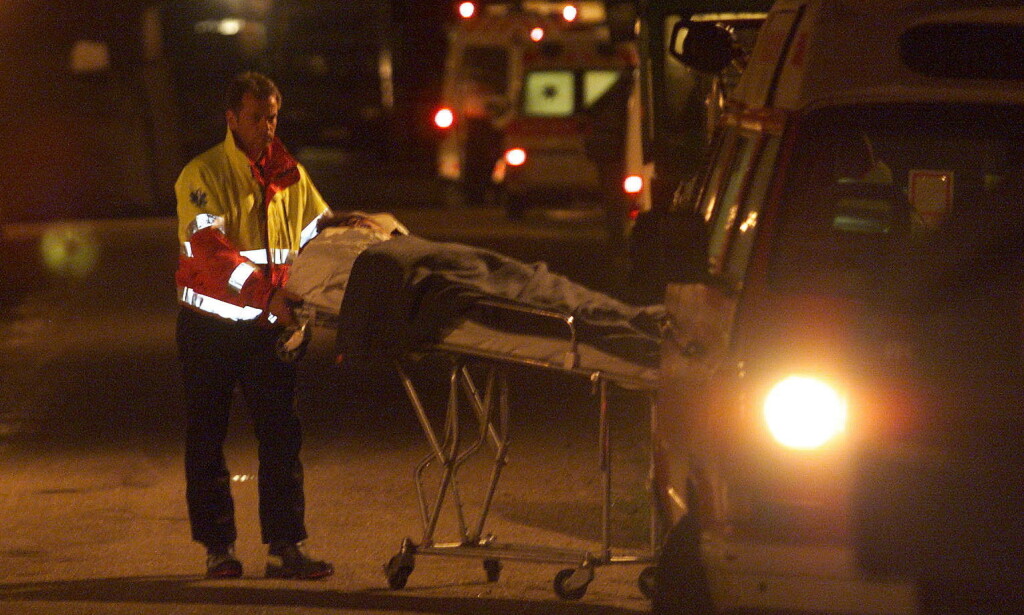 FIKK SKADER: 20 personer ble skadd i ulykken. Her blir en person fraktet vekk av ambulansepersonell. Foto: Henning Lillegård / Dagbladet FIKK SKADER: 20 personer ble skadd i ulykken. Her blir en person fraktet vekk av ambulansepersonell. Foto: Henning Lillegård / Dagbladet