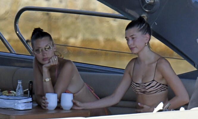 PÅ YACHT: Bella Hadid og Hailey Bieber ble fotografert av paparazziene utenfor Sardinias kyst på mandag. Foto: NTB Scanpix PÅ YACHT: Bella Hadid og Hailey Bieber ble fotografert av paparazziene utenfor Sardinias kyst på mandag. Foto: NTB Scanpix