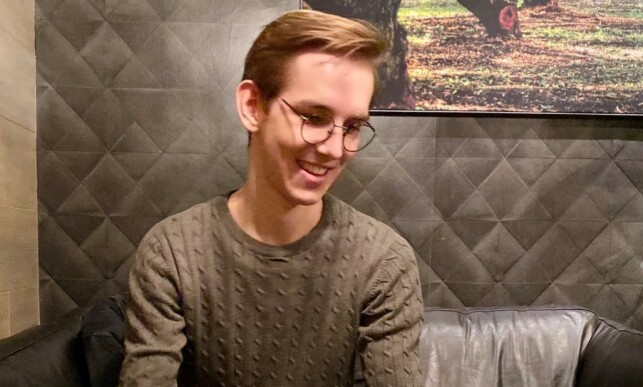 IMPONERE: Berg sier han er glad i å kunne imponere bestemødre med strikkekunnskapene sine. Foto: Privat IMPONERE: Berg sier han er glad i å kunne imponere bestemødre med strikkekunnskapene sine. Foto: Privat