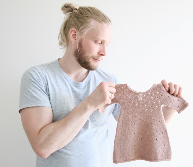 PAPPASTRIKK: Tor-Arne Gyth har strikket siden han fant ut at han skulle bli far. Foto: Privat PAPPASTRIKK: Tor-Arne Gyth har strikket siden han fant ut at han skulle bli far. Foto: Privat