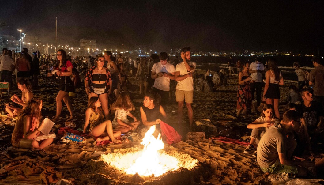 SAMLES: Det er vanligvis tusenvis av folk som samles på strendene. I år vil alle være nødt til å holde avstand på Alicantes strender og det vil i tillegg bli forbudt med alkohol. Foto: AFP/ NTB Scanpix SAMLES: Det er vanligvis tusenvis av folk som samles på strendene. I år vil alle være nødt til å holde avstand på Alicantes strender og det vil i tillegg bli forbudt med alkohol. Foto: AFP/ NTB Scanpix