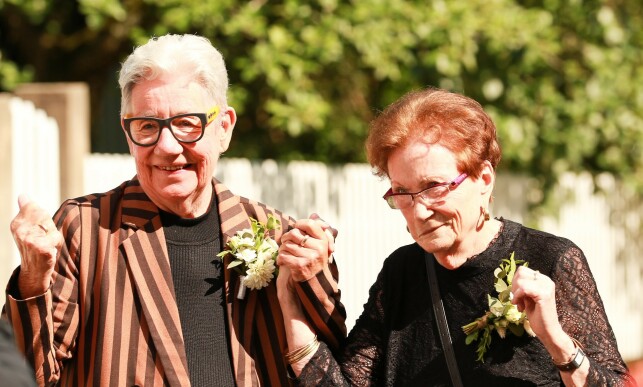 NYGIFT: Unni Sten (80) og Brith Hiorth (84) jubler utenfor kirken i Holmstrand etter vielsen. Foto: Ulrikke Granbakken Narvesen NYGIFT: Unni Sten (80) og Brith Hiorth (84) jubler utenfor kirken i Holmstrand etter vielsen. Foto: Ulrikke Granbakken Narvesen