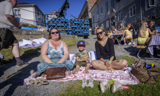 SAVNER EN STOL: Familien Basteson har kommet helt fra Kristiansand for å synge allsang. De måtte derimot ta til takke med å sitte på et teppe. Foto: Lars Eivind Bones/Dagbladet. SAVNER EN STOL: Familien Basteson har kommet helt fra Kristiansand for å synge allsang. De måtte derimot ta til takke med å sitte på et teppe. Foto: Lars Eivind Bones/Dagbladet.
