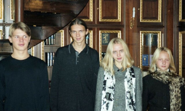NYE BILDER: Den russiske oligarken Sergej Pugatsjov har delt nye bilder av Putins døtre. Her er de fotografert med Pugatsjovs sønner. Foto: Sergej Pugatsjov NYE BILDER: Den russiske oligarken Sergej Pugatsjov har delt nye bilder av Putins døtre. Her er de fotografert med Pugatsjovs sønner. Foto: Sergej Pugatsjov