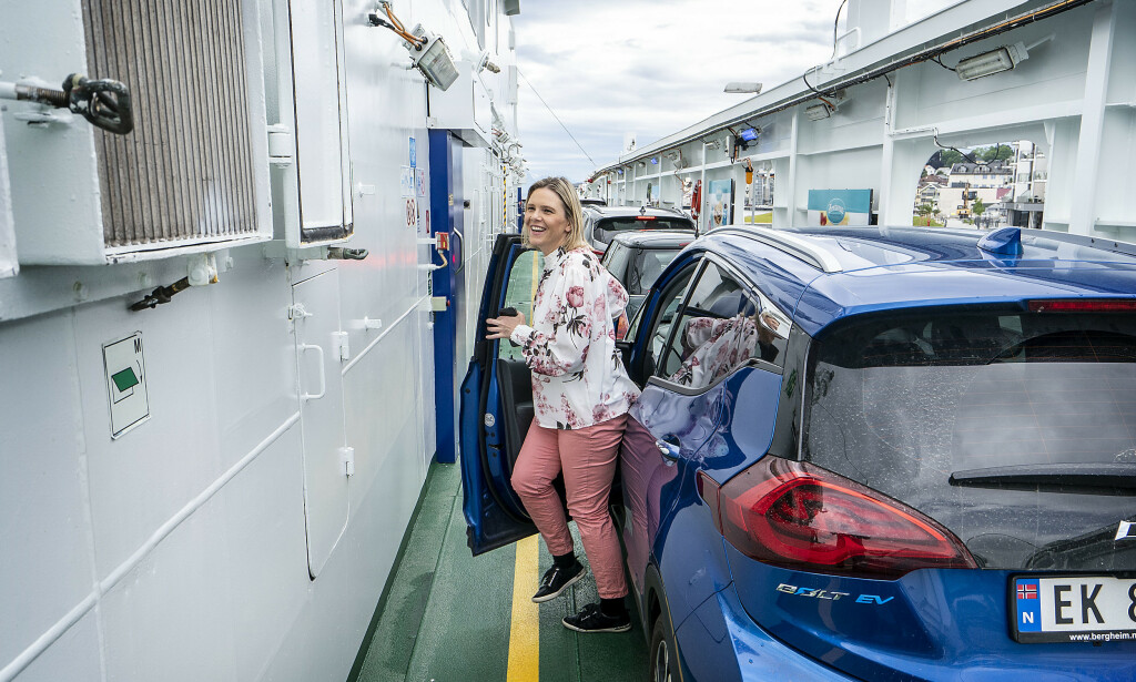 ELEKTRISK: Sylvi Listhaug parkerer elbilen på fergen over til Molde. Lokalt ønsker Frp heller å beholde fergene enn å bygge svindyre undersjøiske tunneler for bompenger. Foto: Hans Arne Vedlog / Dagbladet ELEKTRISK: Sylvi Listhaug parkerer elbilen på fergen over til Molde. Lokalt ønsker Frp heller å beholde fergene enn å bygge svindyre undersjøiske tunneler for bompenger. Foto: Hans Arne Vedlog / Dagbladet
